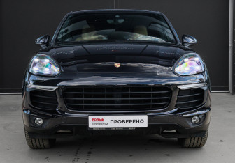 Подержанный автомобиль Porsche Cayenne 2015 года (2 фото)