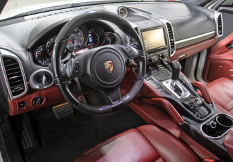 Подержанный автомобиль Porsche Cayenne 2014 года (15 фото)