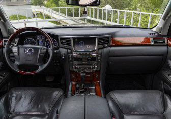 Подержанный автомобиль Lexus LX 2008 года (12 фото)