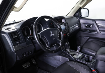 Подержанный автомобиль Mitsubishi Pajero 2013 года (15 фото)