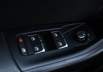 Подержанный автомобиль Audi Q3 2017 года (16 фото)