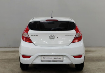 Подержанный автомобиль Hyundai Solaris Hatchback 2011 года (6 фото)