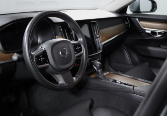 Подержанный автомобиль Volvo S90 2020 года (14 фото)