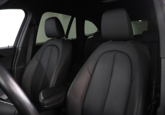 Подержанный автомобиль BMW X1 2022 года (17 фото)