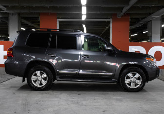 Подержанный автомобиль Toyota Land Cruiser Suv 2014 года (4 фото)