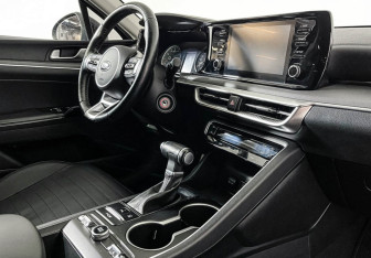 Подержанный автомобиль Kia K5 2020 года (9 фото)
