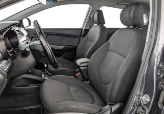 Подержанный автомобиль Kia Rio Hatchback 2015 года (20 фото)