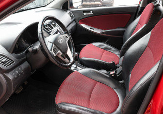 Подержанный автомобиль Hyundai Solaris Hatchback 2013 года (15 фото)