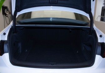 Подержанный автомобиль Audi A4 Sedan 2017 года (33 фото)