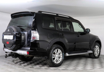 Подержанный автомобиль Mitsubishi Pajero 2011 года (5 фото)