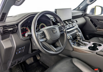 Подержанный автомобиль Toyota Land Cruiser Suv 2022 года (16 фото)