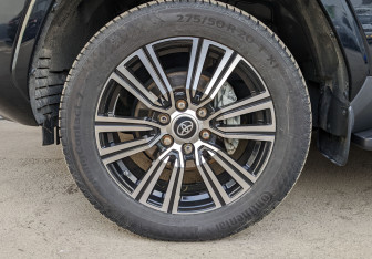 Подержанный автомобиль Toyota Land Cruiser Suv 2022 года (12 фото)