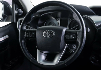 Подержанный автомобиль Toyota Hilux 2020 года (13 фото)