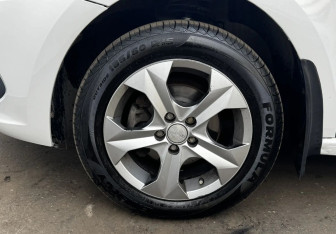 Подержанный автомобиль Volkswagen Polo Sedan 2012 года (13 фото)