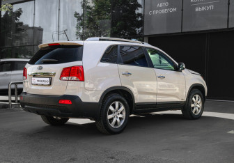 Подержанный автомобиль Kia Sorento 2011 года (4 фото)