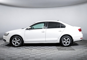 Подержанный автомобиль Volkswagen Jetta Sedan 2013 года (8 фото)