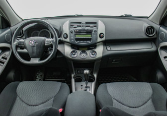 Подержанный автомобиль Toyota RAV4 2010 года (13 фото)