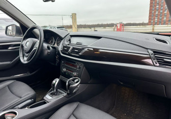 Подержанный автомобиль BMW X1 2012 года (8 фото)