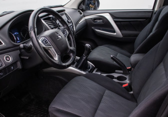 Подержанный автомобиль Mitsubishi Pajero Sport 2019 года (10 фото)