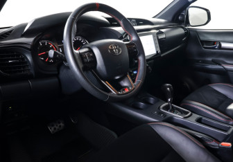 Подержанный автомобиль Toyota Hilux 2023 года (15 фото)
