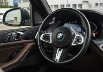 Подержанный автомобиль BMW X5 2022 года (10 фото)