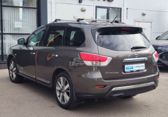 Подержанный автомобиль Nissan Pathfinder 2015 года (7 фото)