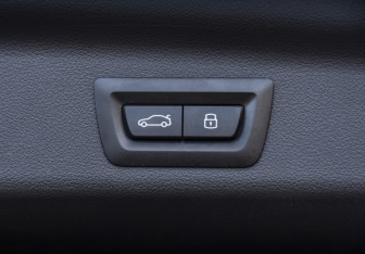 Подержанный автомобиль BMW X1 2023 года (23 фото)