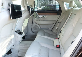 Подержанный автомобиль Volvo S90 2017 года (10 фото)