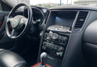 Подержанный автомобиль Infiniti QX70 2017 года (9 фото)
