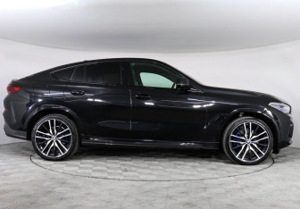 Подержанный автомобиль BMW X6 2021 года (6 фото)