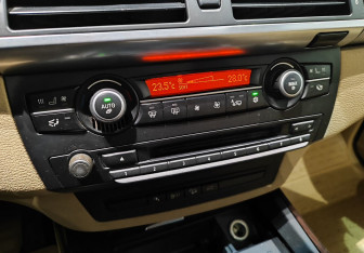 Подержанный автомобиль BMW X5 2011 года (16 фото)