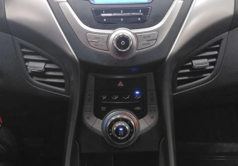 Подержанный автомобиль Hyundai Elantra Sedan 2013 года (11 фото)