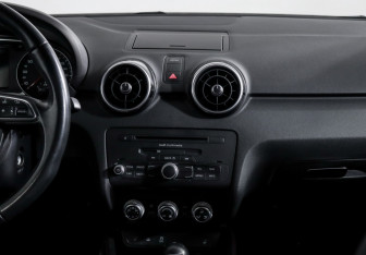 Подержанный автомобиль Audi A1 2014 года (13 фото)