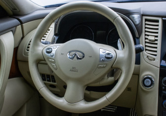 Подержанный автомобиль Infiniti QX70 2013 года (15 фото)