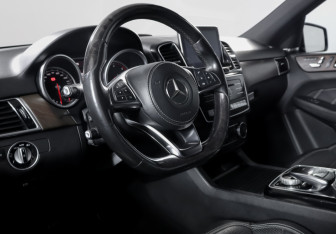 Подержанный автомобиль Mercedes-Benz GLE 2015 года (14 фото)