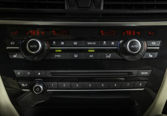 Подержанный автомобиль BMW X6 2015 года (18 фото)
