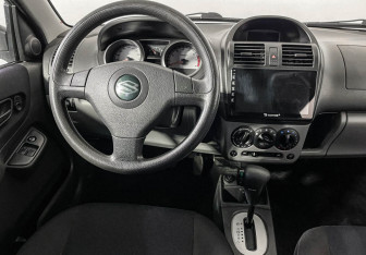 Подержанный автомобиль Suzuki Ignis 2005 года (12 фото)