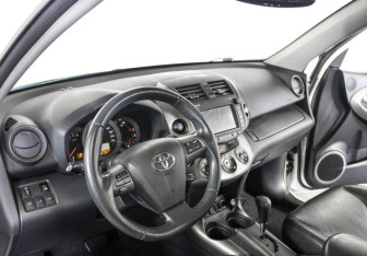 Подержанный автомобиль Toyota RAV4 2011 года (9 фото)