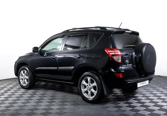 Подержанный автомобиль Toyota RAV4 2011 года (7 фото)