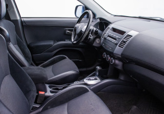 Подержанный автомобиль Peugeot 4007 2011 года (10 фото)