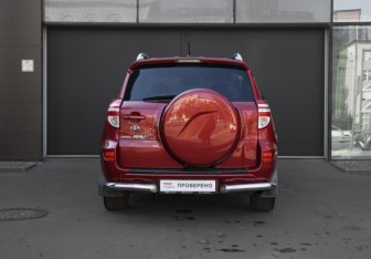 Подержанный автомобиль Toyota RAV4 2010 года (6 фото)