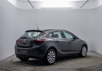 Подержанный автомобиль Opel Astra Hatchback 2011 года (5 фото)