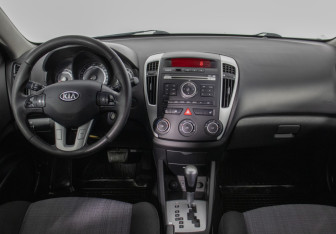 Подержанный автомобиль Kia Ceed Hatchback 2011 года (13 фото)