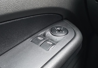 Подержанный автомобиль Ford Focus Sedan 2005 года (14 фото)