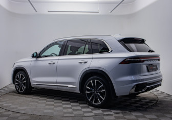 Подержанный автомобиль Geely Monjaro 2023 года (7 фото)