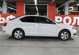 Подержанный автомобиль Skoda Octavia Liftback 2019 года (4 фото)