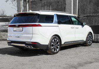 Подержанный автомобиль Kia Carnival 2021 года (4 фото)
