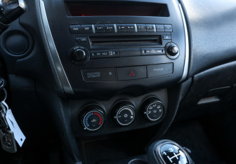 Подержанный автомобиль Mitsubishi ASX 2012 года (16 фото)