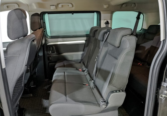 Подержанный автомобиль Peugeot Traveller 2019 года (18 фото)
