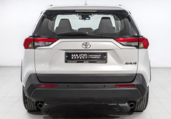 Подержанный автомобиль Toyota RAV4 2024 года (6 фото)